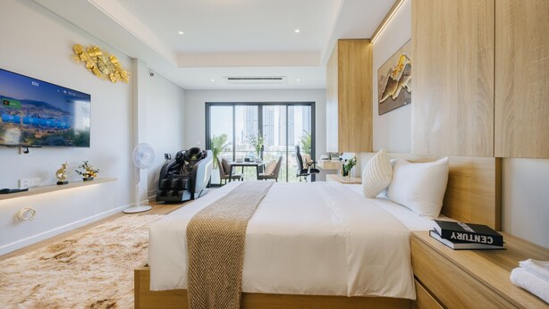 Una camera da letto moderna con un letto grande, una scrivania e vista sulla città.