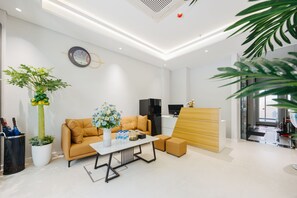 Reception - Madison Urban Stay (Hanoi)