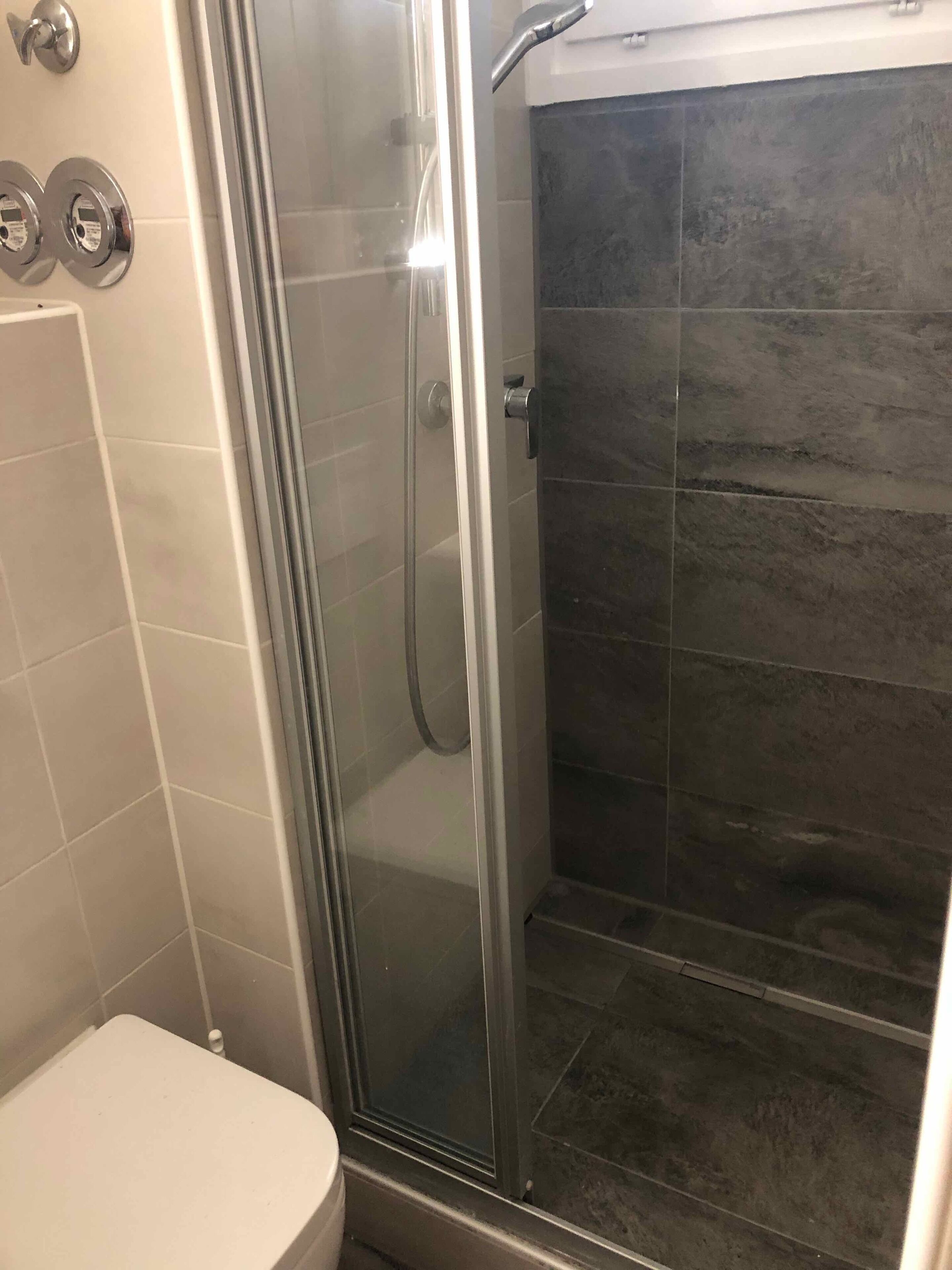 Dusche, Handtücher, Seife, Toilettenpapier