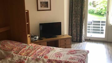 1 bedroom, bed sheets