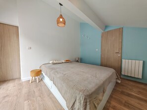 6 makuuhuonetta, työpöytä, vauvan matkasänky, ilmainen Wi-Fi