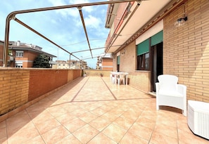 Outdoor dining - Sun & Sea 2 steps from Rome (Fiumicino)