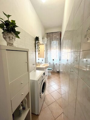 Chuveiro, secador de cabelo, bidê, toalhas de banho
