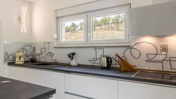 Coffee/tea maker, fridge, microwave, oven