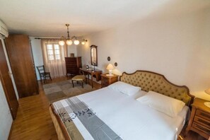 2 habitaciones, tabla de planchar con plancha y cuna de viaje 