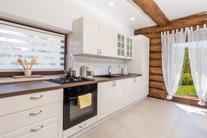 Kühlschrank, Ofen, Herdplatte, Wasserkocher mit Kaffee-/Teezubehör