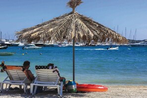 بالقرب من الشاطئ