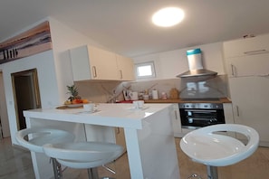 Kühlschrank, Ofen, Herdplatte, Wasserkocher mit Kaffee-/Teezubehör