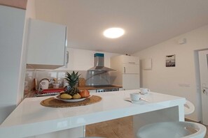 Kühlschrank, Ofen, Herdplatte, Wasserkocher mit Kaffee-/Teezubehör