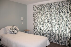 5 quartos, ferros/tábuas de passar roupa, Wi-Fi, roupa de cama