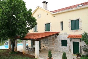 المنشأة من الخارج