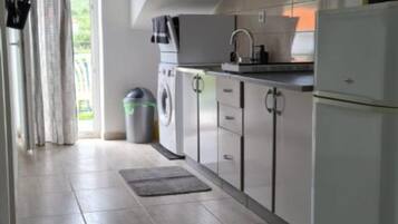 Køleskab, mikrobølgeovn, ovn, kogeplade