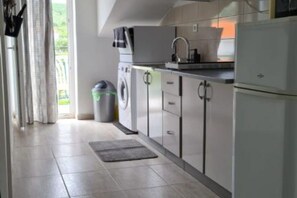 Kjøleskap, mikrobølgeovn, ovn og kokeplater