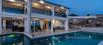 Luminous Infinity Villa with Pool and Gym - Six Bedroom Villa with Pool