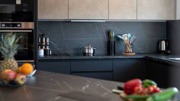 Kühlschrank, Mikrowelle, Ofen, Herdplatte