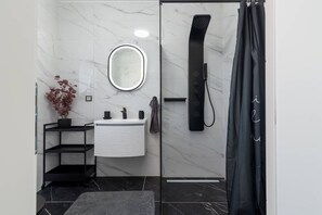 Douche, sèche-cheveux