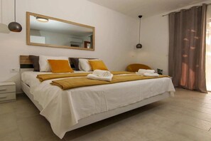 Travel crib, free WiFi - Secluded Oasis with Pool, Outdoor Kitchen, & Landscaped Terraces - Three Bedroom Villa (Supetar)