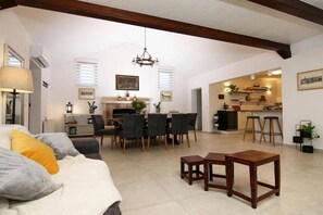 Smart TV, table tennis - Secluded Oasis with Pool, Outdoor Kitchen, & Landscaped Terraces - Three Bedroom Villa (Supetar)