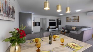 Smart TV - Kastel Stari Sunny Downtown Apartment with Terrace - One Bedroom Apartment with Terrace (Kastel Stari)