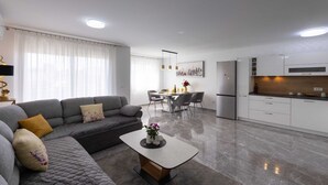 Smart TV - Kastel Stari Sunny Downtown Apartment with Terrace - One Bedroom Apartment with Terrace (Kastel Stari)