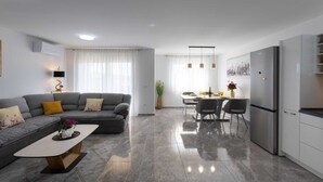 Smart TV - Kastel Stari Sunny Downtown Apartment with Terrace - One Bedroom Apartment with Terrace (Kastel Stari)