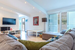 Smart TV, table tennis - Serene Rural Villa with Pool, Sun Deck, and Children's Play Area - Five Bedroom Villa (Tugare)