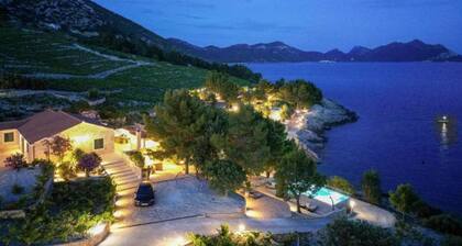 Dazzling Beachfront Villa - Villa Aria - 6 Bedrooms - Private Heated Pool