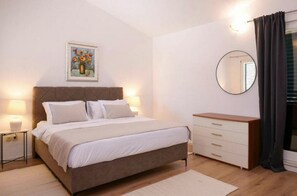 6 slaapkamers, een kluis op de kamer, een bureau