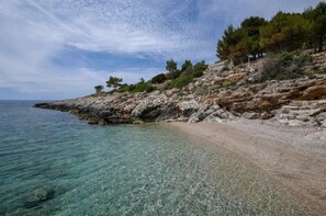 Chaises longues, serviettes de plage