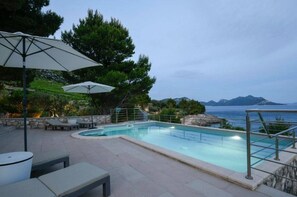 Una piscina al aire libre, una piscina climatizada