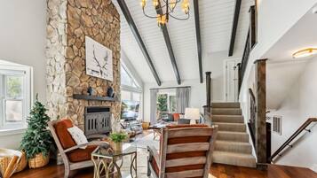 Een smart-tv en een open haard