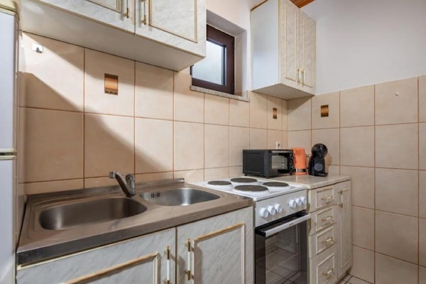 Kylskåp, mikrovågsugn, spishäll och kaffe- och tebryggare