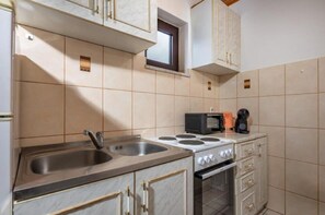 Kühlschrank, Mikrowelle, Herdplatte, Wasserkocher mit Kaffee-/Teezubehör