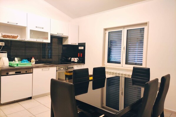 Fridge, oven, stovetop, dishwasher