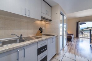 Fridge, microwave, stovetop, dining tables - Apartments Nmn - Studio Apartment with Balcony 2 (Drvenik)