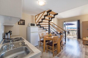 Fridge, microwave, stovetop, electric kettle - Apartments Nmn - Studio Apartment with Balcony 3 (Drvenik)