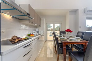 ثلاجة، ميكروويف، فرن، موقد طهي مسطح