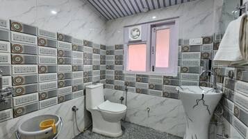 Klassieke tweepersoonskamer, balkon, uitzicht op bergen | Badkamer | Gratis toiletartikelen, handdoeken, zeep, shampoo