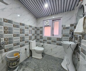 Classic-Doppelzimmer, Balkon, Bergblick | Badezimmer | Kostenlose Toilettenartikel, Handtücher, Seife, Shampoo