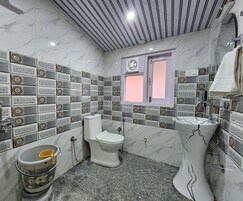 Classic Double Room, Balcony, Mountain View | Bathroom | Free toiletries, towels, soap, shampoo