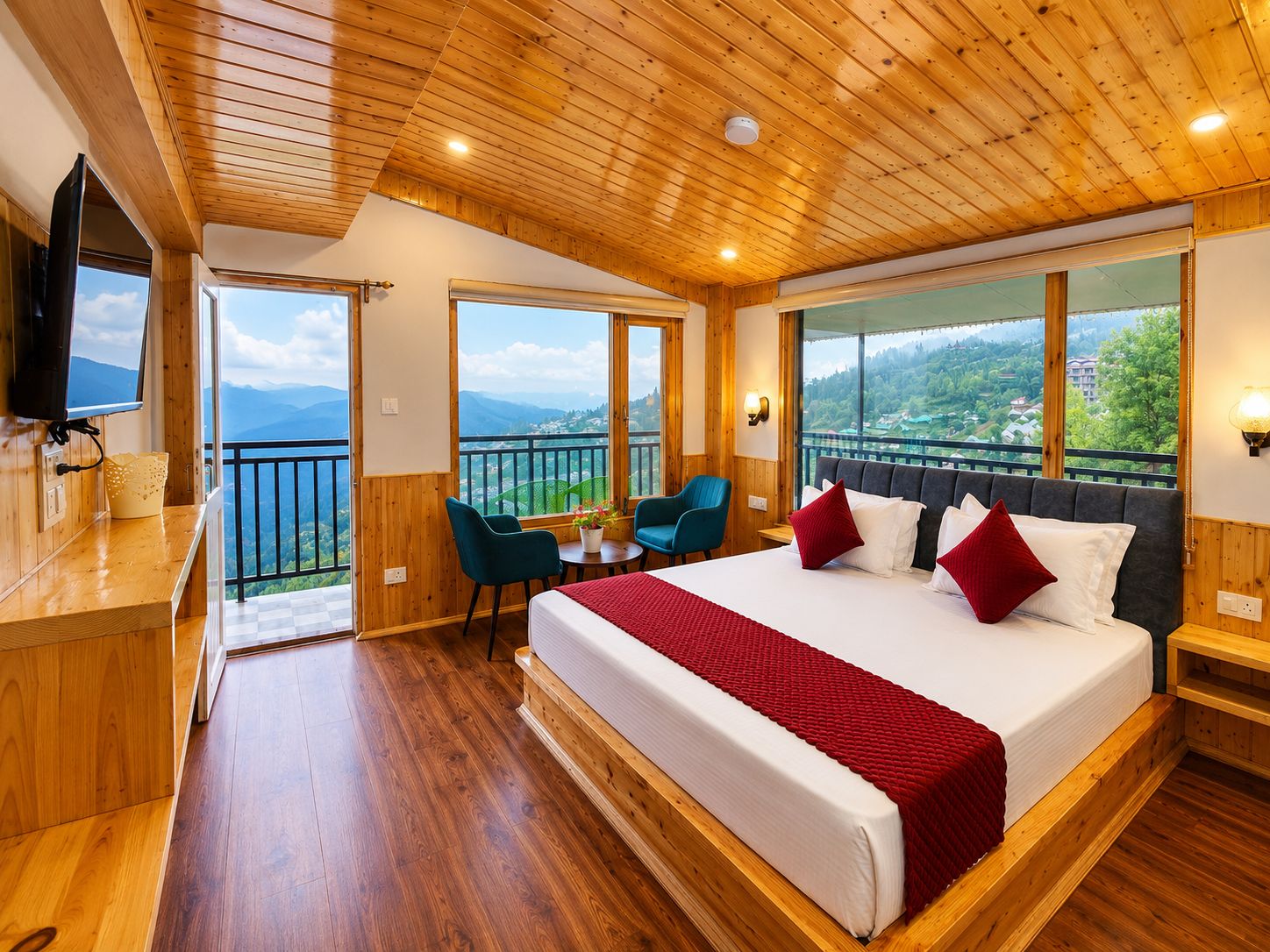 Habitación de hotel con una cama grande, televisión, balcón con vistas y suelo de madera.
