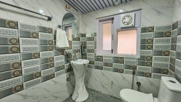 Superior kamer, balkon, uitzicht op bergen | Badkamer | Gratis toiletartikelen, handdoeken, zeep, shampoo