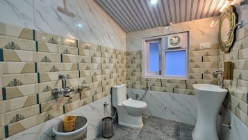 Superior kamer, balkon, uitzicht op bergen | Badkamer | Gratis toiletartikelen, handdoeken, zeep, shampoo