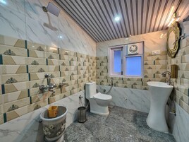 Superior Room, Balcony, Mountain View | Bathroom | Free toiletries, towels, soap, shampoo