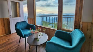Superior Room, Balcony, Mountain View | Living area