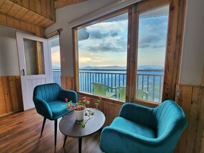 Living area - The Kufri House (Theog)