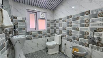 Superior kamer, balkon, uitzicht op bergen | Badkamer | Gratis toiletartikelen, handdoeken, zeep, shampoo