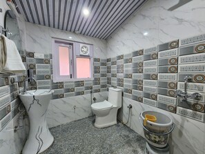 Superior-Zimmer, Balkon, Bergblick | Badezimmer | Kostenlose Toilettenartikel, Handtücher, Seife, Shampoo