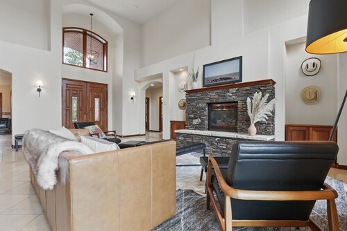 Luxe Villa • Expansive Yard •  Near Rapid City