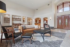 Smart-TV, Kamin, Arbeitsbereiche